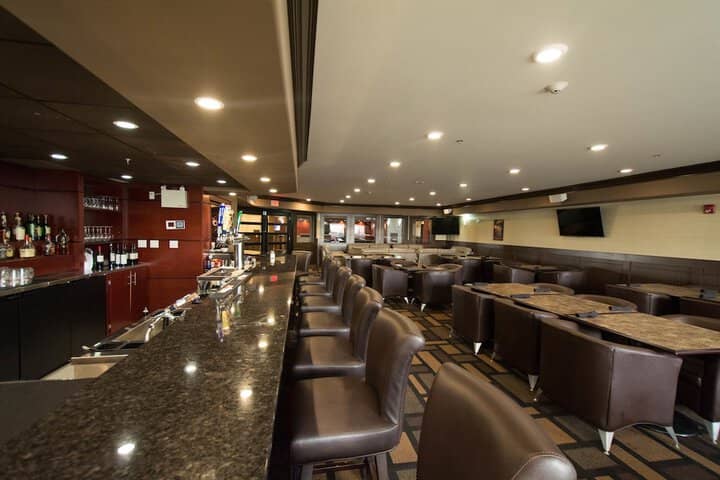 Lounge 32 of 40